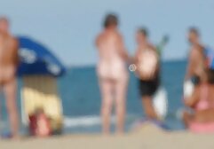 A pequena escrava sexual, Evie, está ligada à sybian no seu clitóris, indefesa, caída videos de sexo com mulheres anas e deprimente!